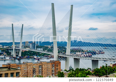 Golden cable stayed bridge spanning zolotoy rog bay, linking vladivostok's city center with churkin peninsula in russia's far east 122370849