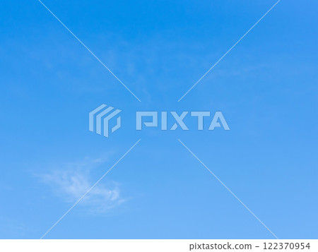 Winter blue sky and thin clouds 11 122370954
