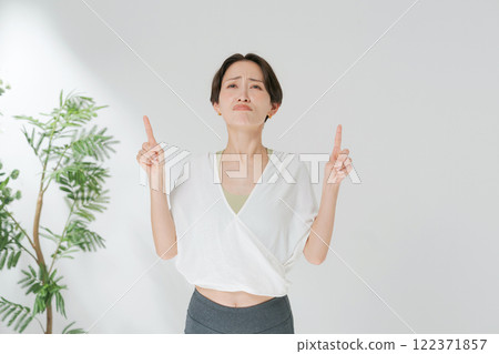 穿著瑜珈服的 30 多歲女性 122371857