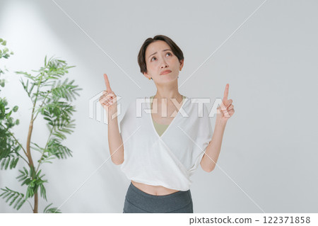 穿著瑜珈服的 30 多歲女性 122371858