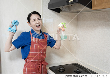 一名婦女抱怨無法清潔瓦斯爐 122371904