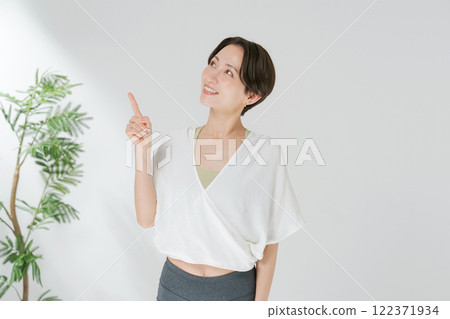 穿著瑜珈服的 30 多歲女性 122371934