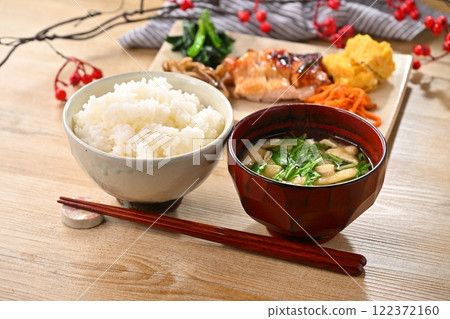 照燒雞、炒菠菜等一盤配菜的日本料理形象。還有米飯和味噌湯。 照燒雞、炒菠菜等一盤配菜的日本料理形象。還有米飯和味噌湯。 122372160