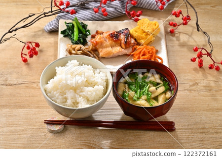 A Japanese meal image with one plate of side dishes such as teriyaki chicken and stir-fried spinach. Rice and miso soup are also included. 122372161
