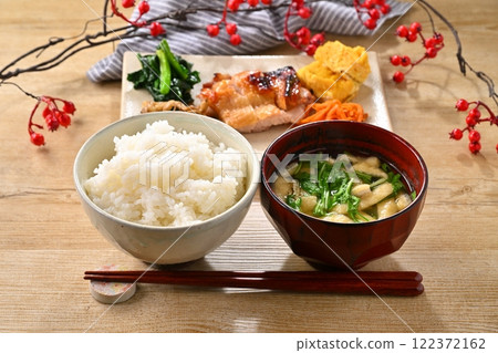 照燒雞、炒菠菜等一盤配菜的日本料理形象。還有米飯和味噌湯。 122372162