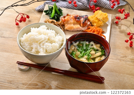 照燒雞、炒菠菜等一盤配菜的日本料理形象。還有米飯和味噌湯。 照燒雞、炒菠菜等一盤配菜的日本料理形象。還有米飯和味噌湯。 122372163