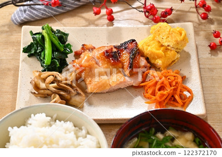 A Japanese meal image with one plate of side dishes such as teriyaki chicken and stir-fried spinach. Rice and miso soup are also included. 122372170