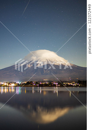 Upside-down red and shooting stars reflected in Lake Kawaguchi 122372449