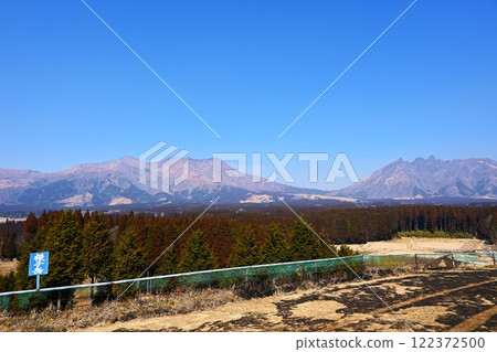 Mt. Nekodake and Mt. Takadake in early spring 122372500