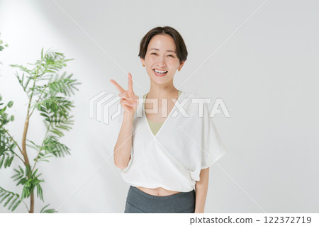穿著瑜珈服擺姿勢的女人 穿著瑜珈服擺姿勢的女人 122372719