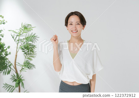 穿著瑜珈服並做拳頭泵的女人 122372912