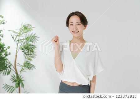 穿著瑜珈服並做拳頭泵的女人 122372913