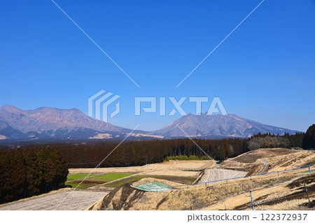 Mt. Aso and Mt. Nekodake in early spring 122372937