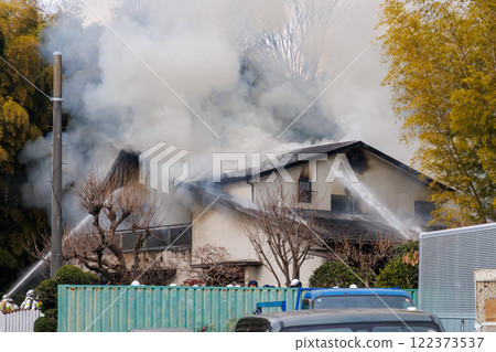 撲滅房屋火災、消防員和噴水 撲滅房屋火災、消防員和噴水 122373537