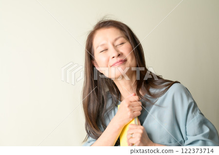 Senior woman enjoying reading Senior woman enjoying reading 122373714