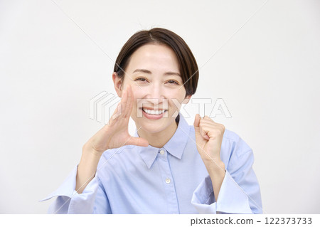 歡呼的女人白色背景 122373733