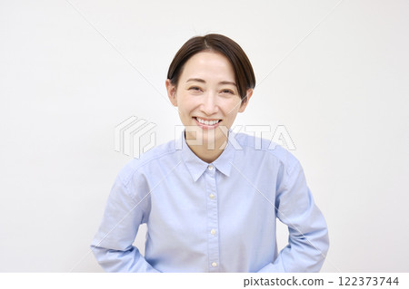 女人鞠躬，白色背景，看著相機 122373744