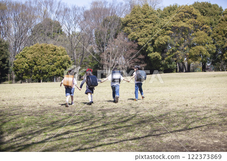 5 名一年級學生通勤上學 5 名一年級學生通勤上學 122373869