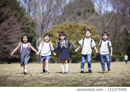 5 名一年級學生通勤上學 122373895