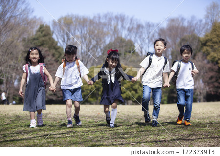 5 名一年級學生通勤上學 122373913