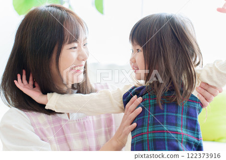 Nursery teacher playing with girls 122373916