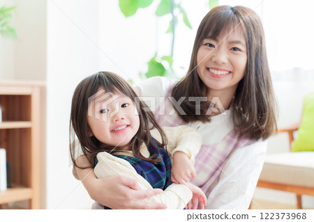 保護員和女孩的肖像 122373968