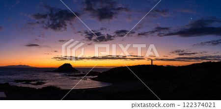 <Shizuoka Prefecture> Dawn at Tsumekizaki, Izu Peninsula 122374021