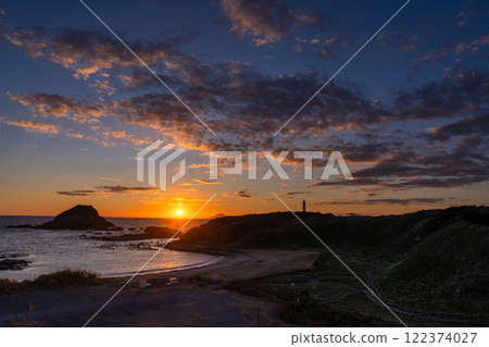 <Shizuoka Prefecture> Dawn at Tsumekizaki, Izu Peninsula 122374027