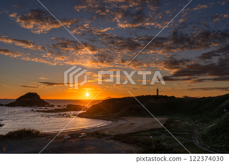 <Shizuoka Prefecture> Dawn at Tsumekizaki, Izu Peninsula 122374030