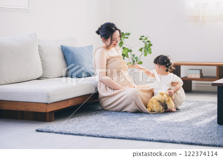 Parents and children relaxing in the living room Parents and children relaxing in the living room 122374114