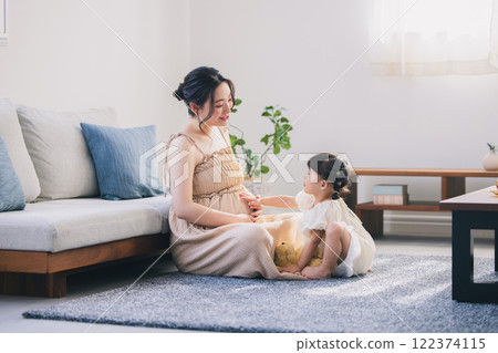 Parents and children relaxing in the living room 122374115
