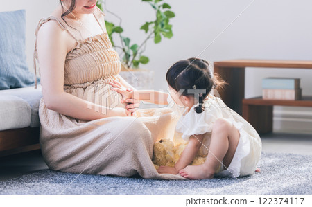 女兒摸媽媽的肚子 122374117