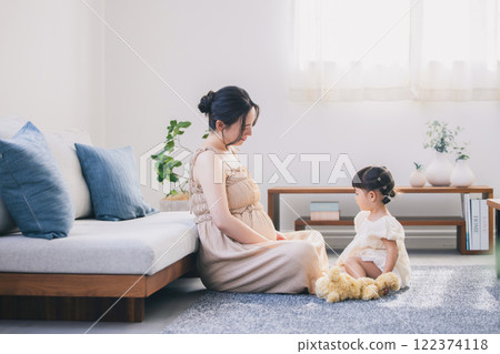 Parents and children relaxing in the living room 122374118