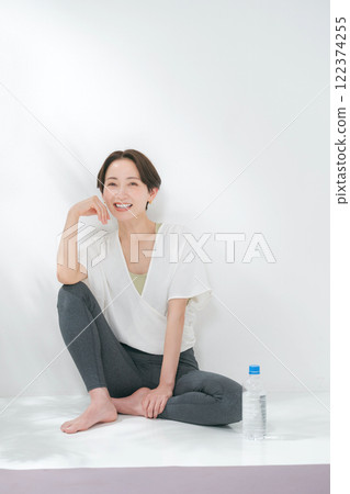 A woman in her 30s wearing yoga wear A woman in her 30s wearing yoga wear 122374255