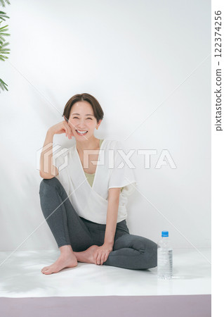 A woman in her 30s wearing yoga wear 122374256