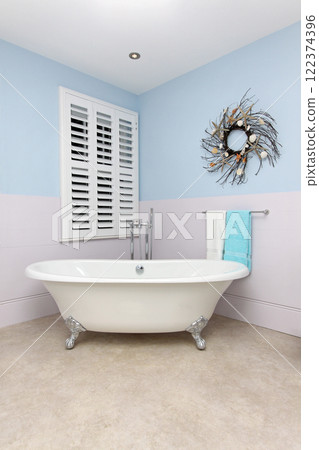 Vintage bathtub 122374396