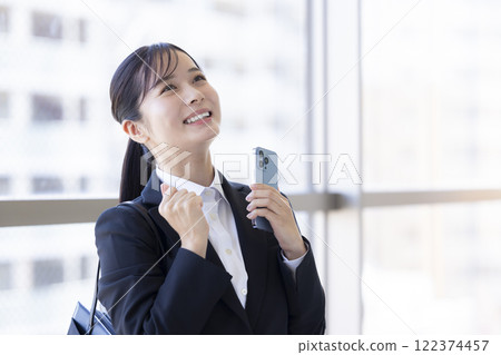 找工作:一個女人看著智慧型手機很高興 找工作:一個女人看著智慧型手機很高興 122374457