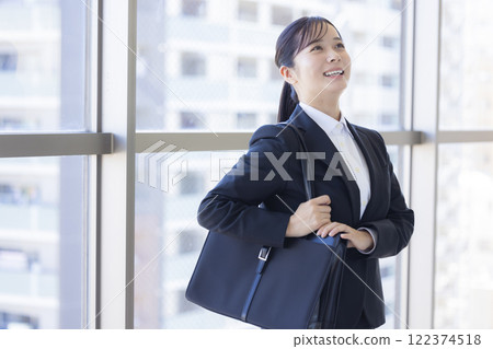 穿著西裝的女人的求職肖像 穿著西裝的女人的求職肖像 122374518
