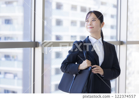 穿著西裝的女人的求職肖像 122374557