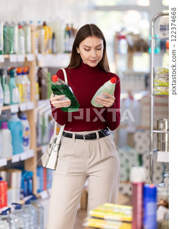 Brunette chooses dishwashing detergent 122374668
