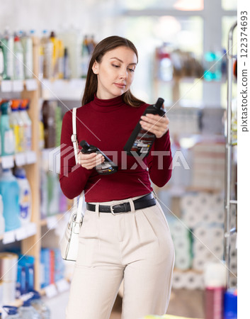 customer chooses cleaning products for glass-ceramics 122374693