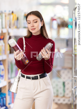 woman chooses a hair styling spray 122374857