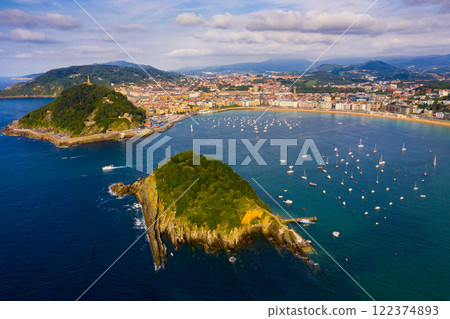 Aerial view of San-Sebastian and Beach of La Concha at sunny day 122374893