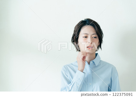 關心下巴區域的女性 122375091