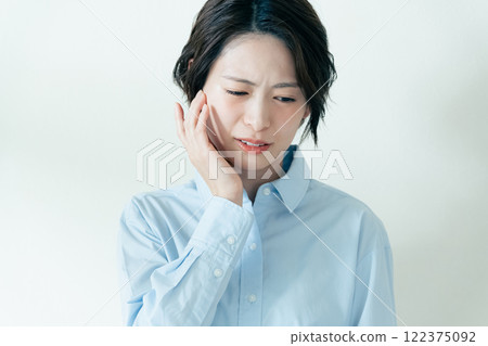 關心下巴區域的女性 122375092