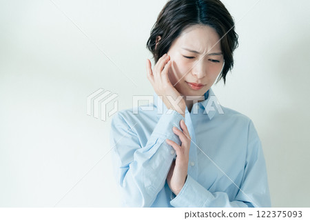 關心下巴區域的女性 122375093
