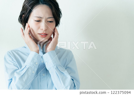 關心下巴區域的女性 122375094