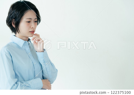 A woman who is concerned about her jawline 122375100