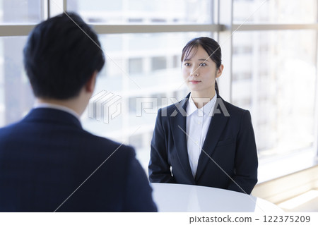 正在接受面試的求職婦女 正在接受面試的求職婦女 122375209