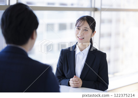 正在接受面試的求職婦女 正在接受面試的求職婦女 122375214